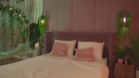 Snapshot of smiley_mia_ chatting on 11/17/25, 05:13 Mia online show from 11/17/25, 05:13