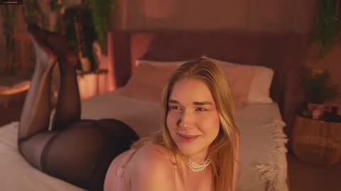 Snapshot of smiley_mia_ chatting on 11/27/25, 05:20 Mia online show from 11/27/25, 05:20