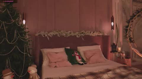 Snapshot of smiley_mia_ chatting on 12/17/25, 05:13 Mia online show from 12/17/25, 05:13