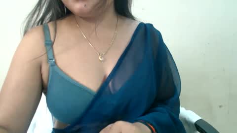Snapshot of smiley_queen99 chatting on 03/15/26, 05:24 smiley online show from 03/15/26, 05:24