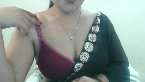 Snapshot of smiley_queen99 chatting on 04/01/26, 12:50 smiley online show from 04/01/26, 12:50