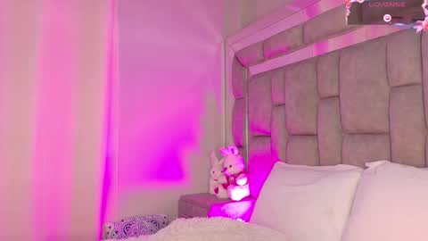 Snapshot of smiling__girl chatting on 10/19/25, 06:08      online show from 10/19/25, 06:08