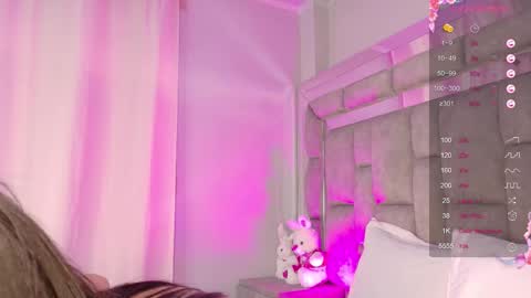 Snapshot of smiling__girl chatting on 10/30/25, 06:08 online show from 10/30/25, 06:08