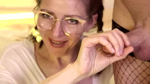 Snapshot of smilinglove chatting on 04/17/26, 01:58 Tati San online show from 04/17/26, 01:58