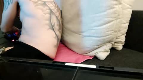 Snapshot of smokeandwatching chatting on 12/19/24, 11:25 Smokeandwatching online show from 12/19/24, 11:25