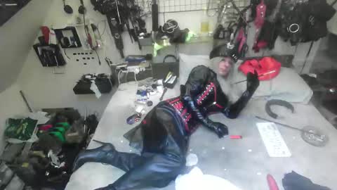 Snapshot of smokeslut365 chatting on 11/25/25, 02:44 smokeslut365 online show from 11/25/25, 02:44