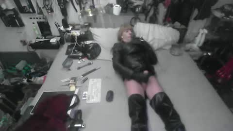 Snapshot of smokeslut365 chatting on 12/16/25, 10:15 smokeslut365 online show from 12/16/25, 10:15