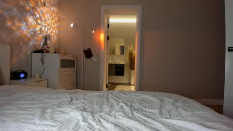 Mary online show from 12/01/25, 04:28