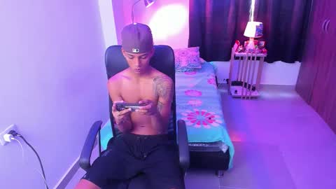 Snapshot of snak_master1 chatting on 11/25/25, 03:01 snak_master1 online show from 11/25/25, 03:01