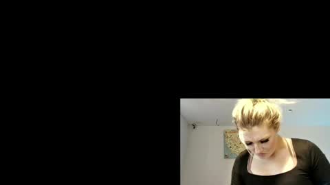 Snapshot of snapback_roxy chatting on 05/29/26, 01:47 snapback_roxy online show from 05/29/26, 01:47