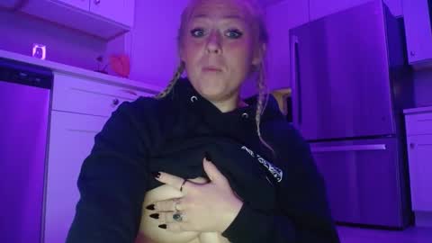 Snapshot of sneakyalicek chatting on 09/09/25, 01:38 sneakyalicek online show from 09/09/25, 01:38