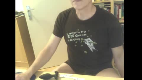 Snapshot of sneaxfreund chatting on 02/06/25, 10:53 sneaxfreund online show from 02/06/25, 10:53