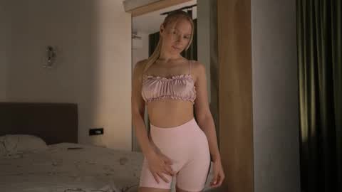 Candice Snow online show from 10/25/25, 02:46