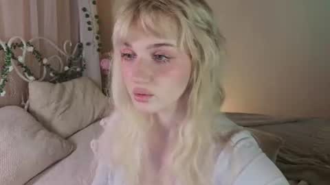 Snapshot of snowflakeskitty chatting on 07/04/26, 05:24 Ellie online show from 07/04/26, 05:24
