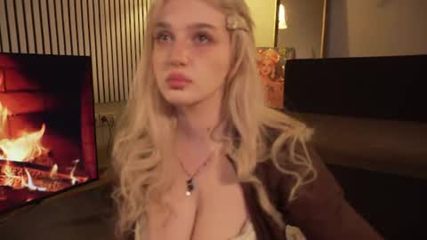 Snapshot of snowflakeskitty chatting on 07/16/26, 05:24 Ellie online show from 07/16/26, 05:24
