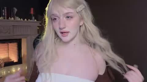 Snapshot of snowflakeskitty chatting on 07/18/26, 05:22 Ellie online show from 07/18/26, 05:22