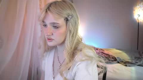 Snapshot of snowflakeskitty chatting on 07/23/26, 05:27 Ellie online show from 07/23/26, 05:27