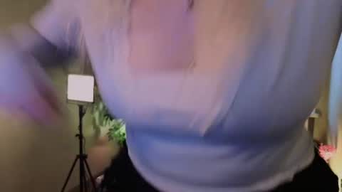 Snapshot of snowflakeskitty chatting on 07/26/26, 05:37 Ellie online show from 07/26/26, 05:37