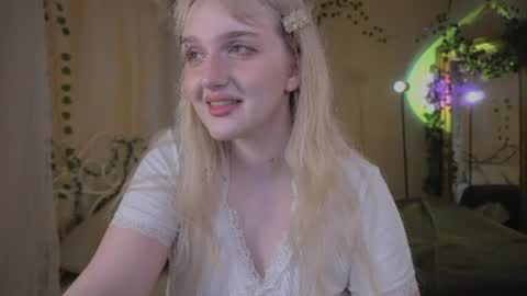Snapshot of snowflakeskitty chatting on 07/29/26, 05:38 Ellie online show from 07/29/26, 05:38