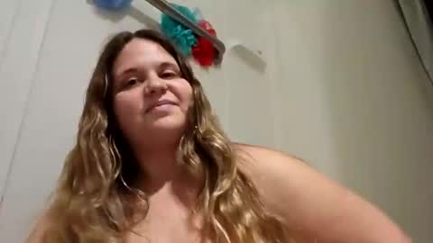 Snapshot of snowwfoxxx chatting on 04/21/26, 12:12 SnowwFoxxx online show from 04/21/26, 12:12