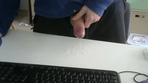 Snapshot of snowypaul chatting on 11/03/25, 08:37 paul online show from 11/03/25, 08:37