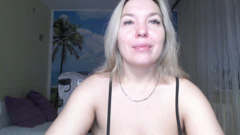 Snapshot of soaring_love chatting on 12/30/24, 04:31 Masha online show from 12/30/24, 04:31