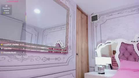 Snapshot of sofi_naughty18 chatting on 10/30/25, 01:01 online show from 10/30/25, 01:01