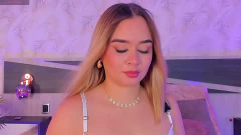 Snapshot of sofia_pamela_ chatting on 04/21/26, 07:39 online show from 04/21/26, 07:39
