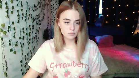 Snapshot of sofia_rosemary chatting on 09/15/25, 12:49 sofia_rosemary online show from 09/15/25, 12:49
