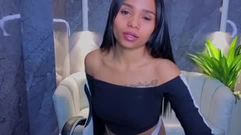 Snapshot of sofia_tx_ chatting on 11/18/25, 12:53 Online 800 to 1400 online show from 11/18/25, 12:53