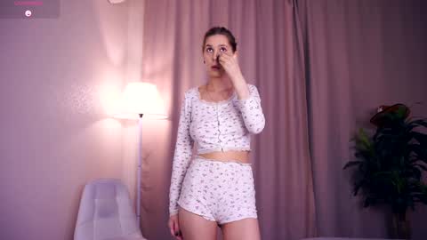 Hi My name is Sofia Welcome to my room Please thumbs up - its important online show from 09/29/25, 06:29