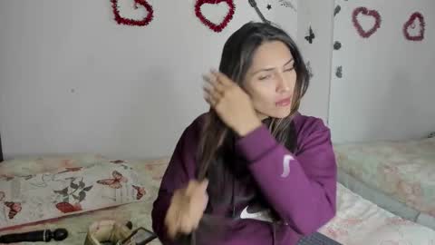 sofiacruz16 online show from 11/19/25, 01:27