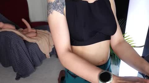 Sofia online show from 11/19/25, 06:02