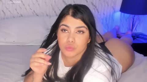 Snapshot of sofiagoez_ chatting on 11/18/25, 02:43 Sofi online show from 11/18/25, 02:43