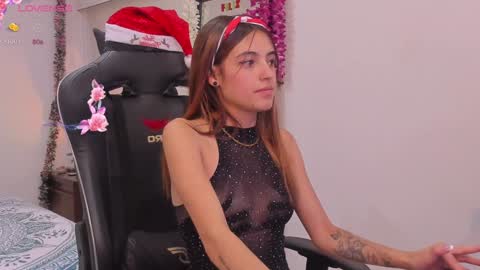 Snapshot of sofiarouge_ chatting on 12/18/24, 08:25 Sofia Help me reach 5K followers online show from 12/18/24, 08:25