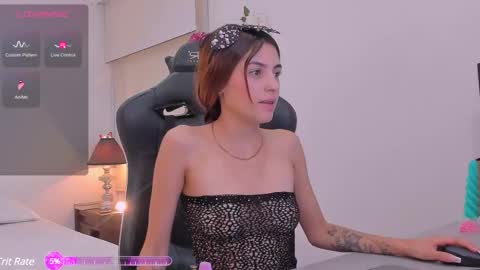 Snapshot of sofiarouge_ chatting on 02/12/25, 09:43 Sofia Help me reach 5K followers online show from 02/12/25, 09:43