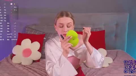 Snapshot of soft_babe chatting on 06/16/26, 09:17 Milisa online show from 06/16/26, 09:17