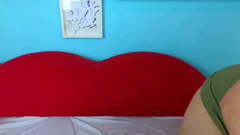 Snapshot of soft_lilly chatting on 11/14/25, 06:23 Lilly online show from 11/14/25, 06:23