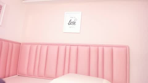 Snapshot of soft_rose_ chatting on 12/14/25, 11:37 Rose online show from 12/14/25, 11:37