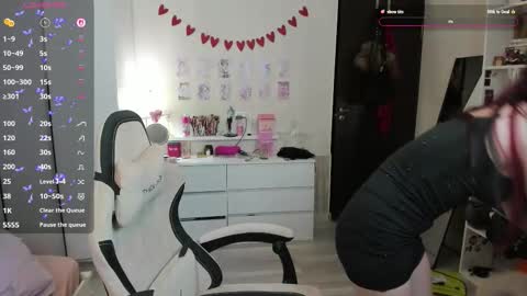 Snapshot of softalone chatting on 03/08/26, 11:52 Di online show from 03/08/26, 11:52