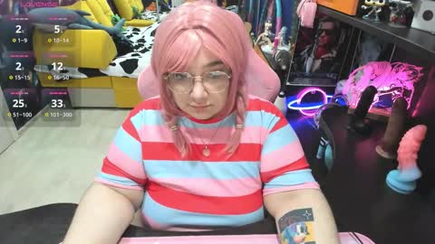 Snapshot of softie_sofy chatting on 11/11/25, 12:32 Sofie online show from 11/11/25, 12:32