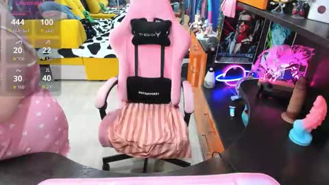 Snapshot of softie_sofy chatting on 11/14/25, 02:21 Sofie online show from 11/14/25, 02:21