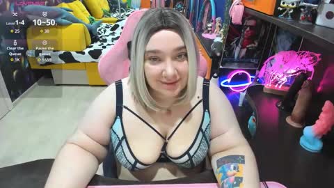 Snapshot of softie_sofy chatting on 11/20/25, 02:01 Sofie online show from 11/20/25, 02:01