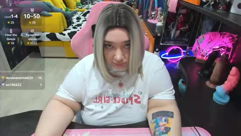 Snapshot of softie_sofy chatting on 11/22/25, 03:27 Sofie online show from 11/22/25, 03:27