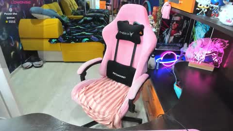 Snapshot of softie_sofy chatting on 12/16/25, 01:32 Sofie online show from 12/16/25, 01:32