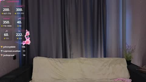 Snapshot of softiedream chatting on 04/25/26, 01:41 Elly online show from 04/25/26, 01:41