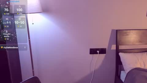 Snapshot of softt_kitty chatting on 10/22/25, 05:13 Emily online show from 10/22/25, 05:13