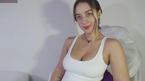 Snapshot of sol_rous chatting on 04/17/26, 01:03 online show from 04/17/26, 01:03