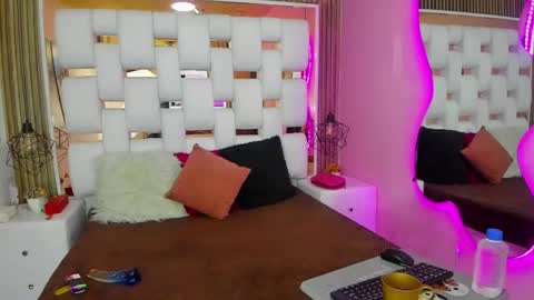 Snapshot of solevanss chatting on 02/25/25, 01:06 Sol Evans online show from 02/25/25, 01:06