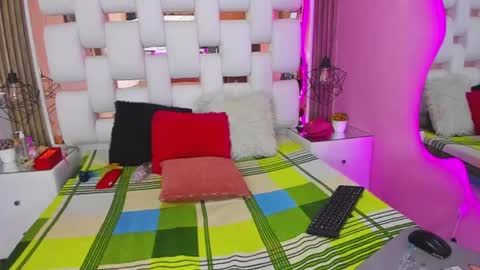 Snapshot of solevanss chatting on 03/05/25, 04:02 Sol Evans online show from 03/05/25, 04:02